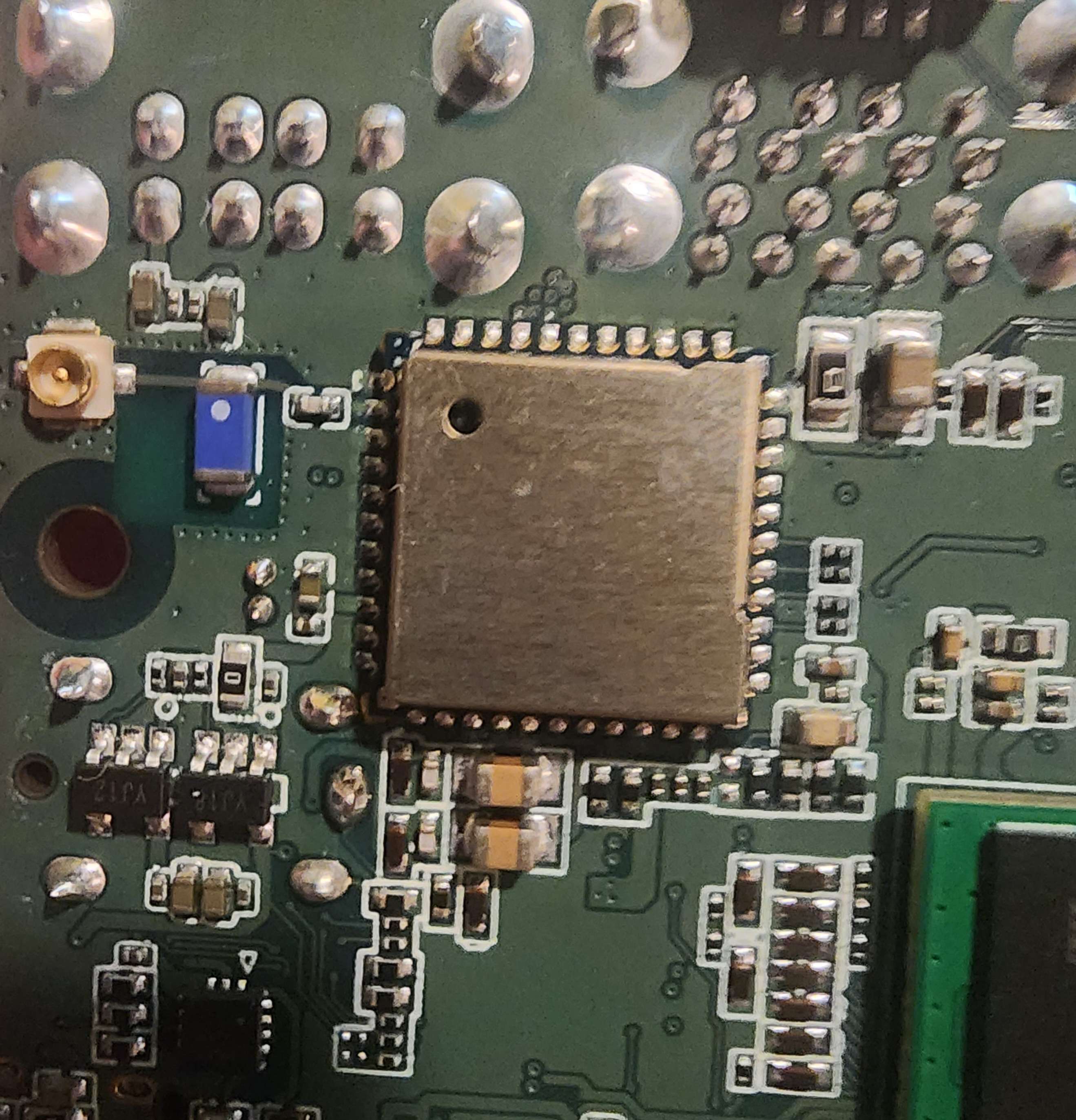 wifi-chip-and-antenna-connector.jpg
